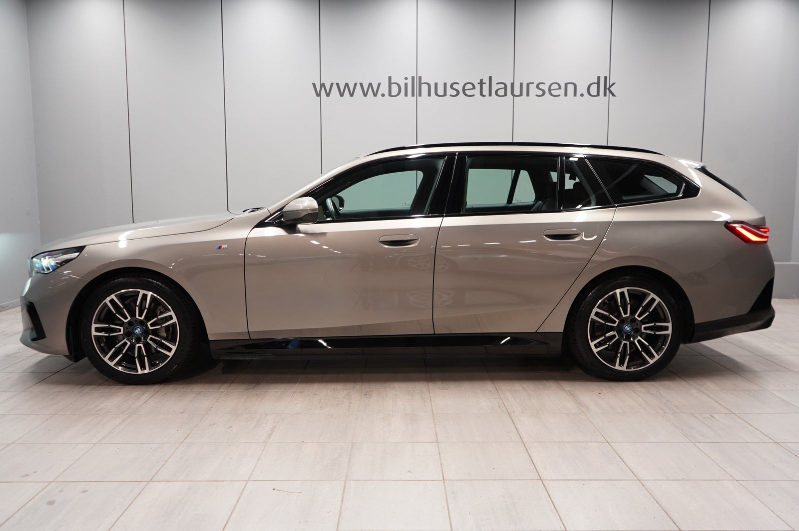Grå BMW i5 fra 2025