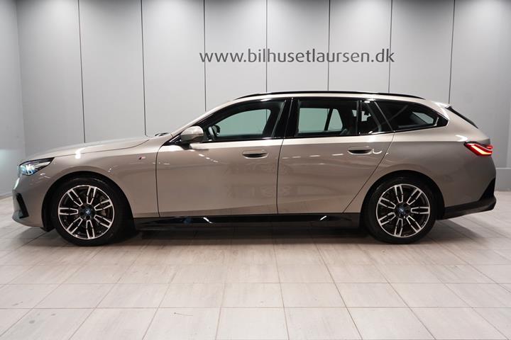 Grå BMW i5 fra 2025
