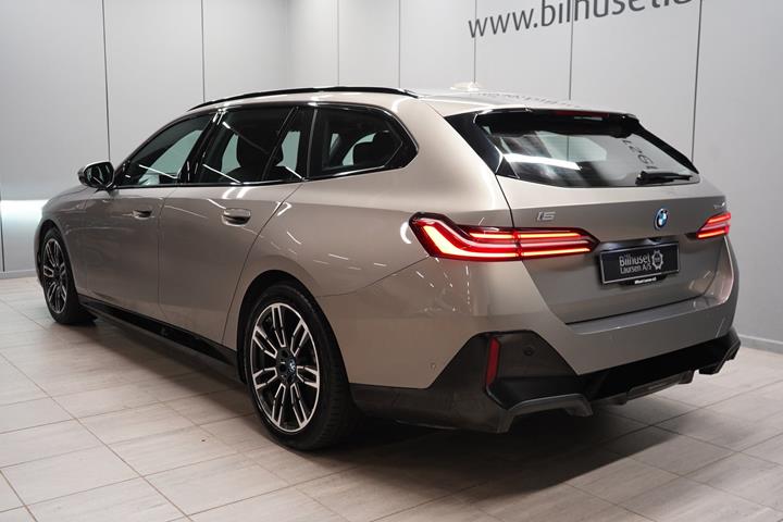 Grå BMW i5 fra 2025