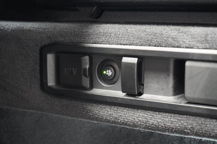 Grå BMW i5 fra 2025