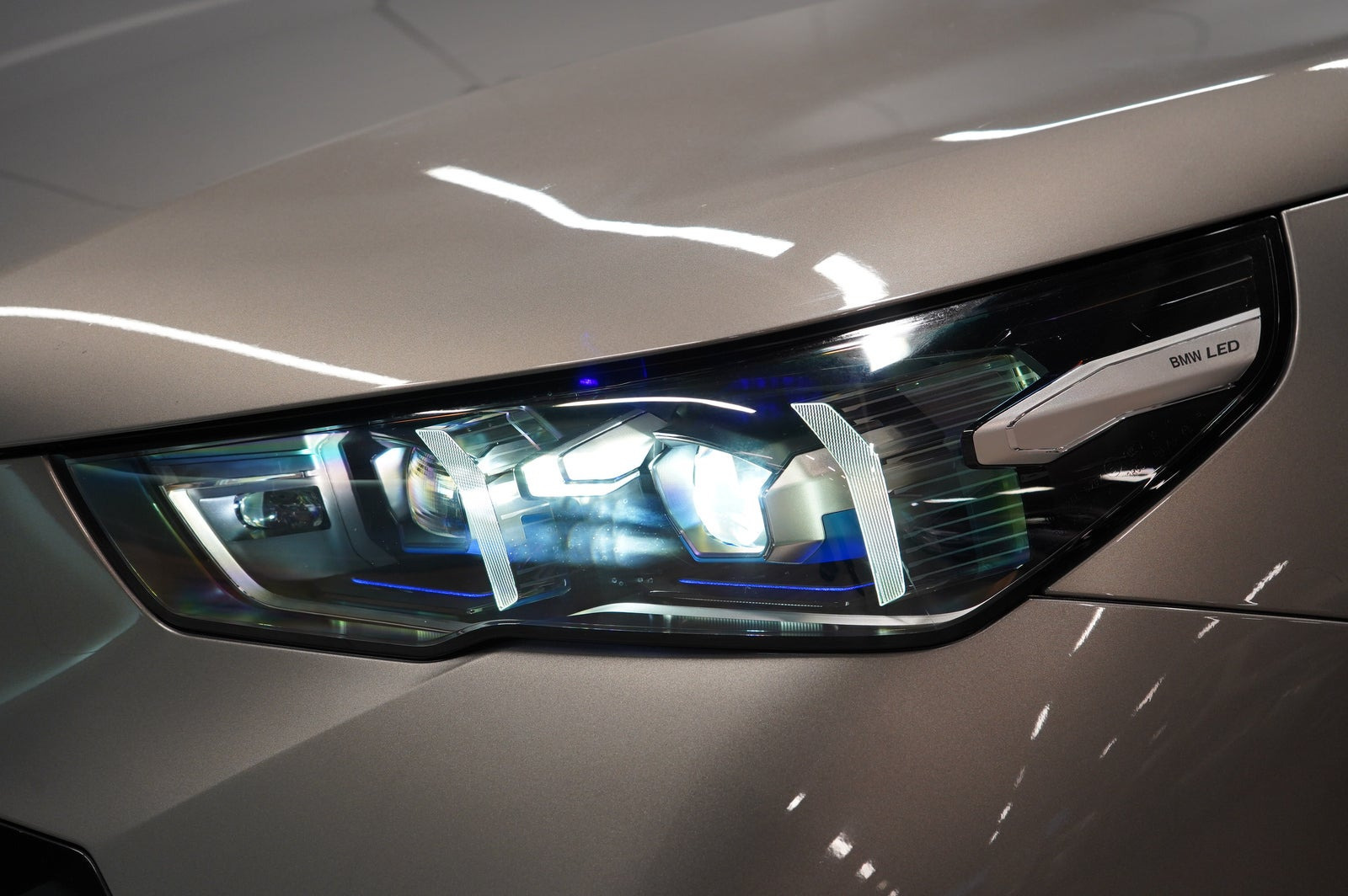 Grå BMW i5 fra 2025