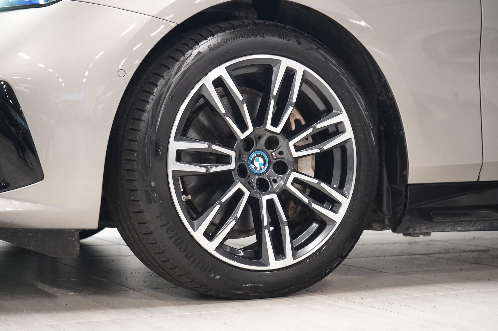 Grå BMW i5 fra 2025