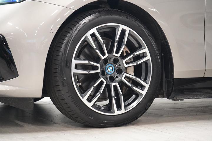 Grå BMW i5 fra 2025