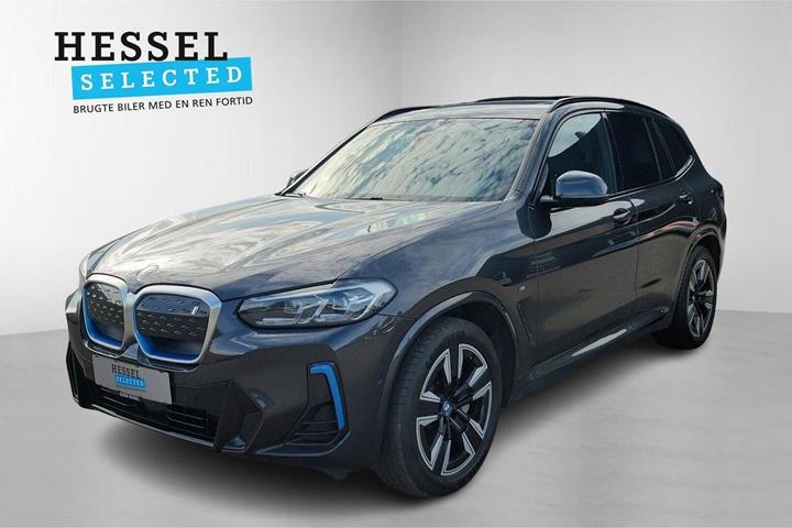 Grå BMW iX3 fra 2023 set udefra
