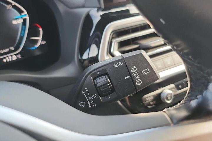 Grå BMW iX3 fra 2023