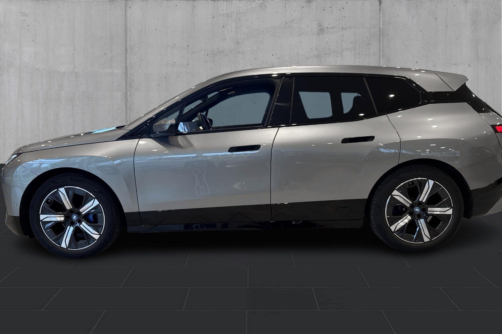 Orange BMW iX fra 2024