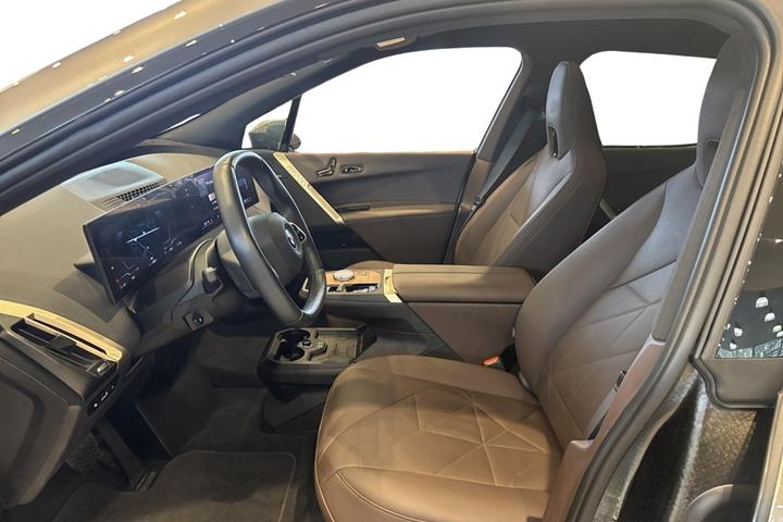 Orange BMW iX fra 2024