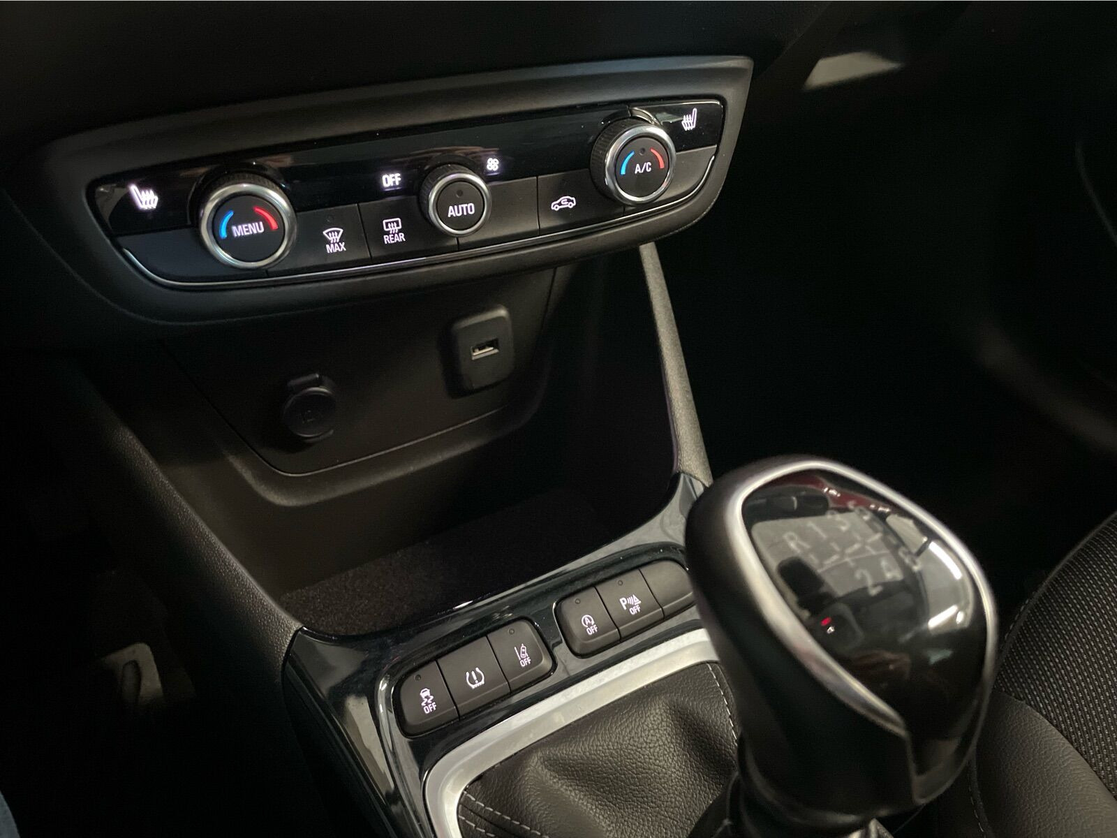 Sølv Opel Crossland fra 2023