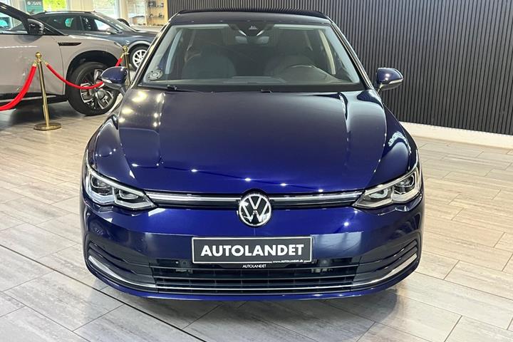 Blå VW Golf VIII fra 2021