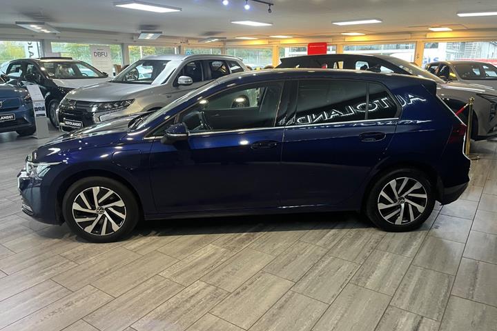Blå VW Golf VIII fra 2021