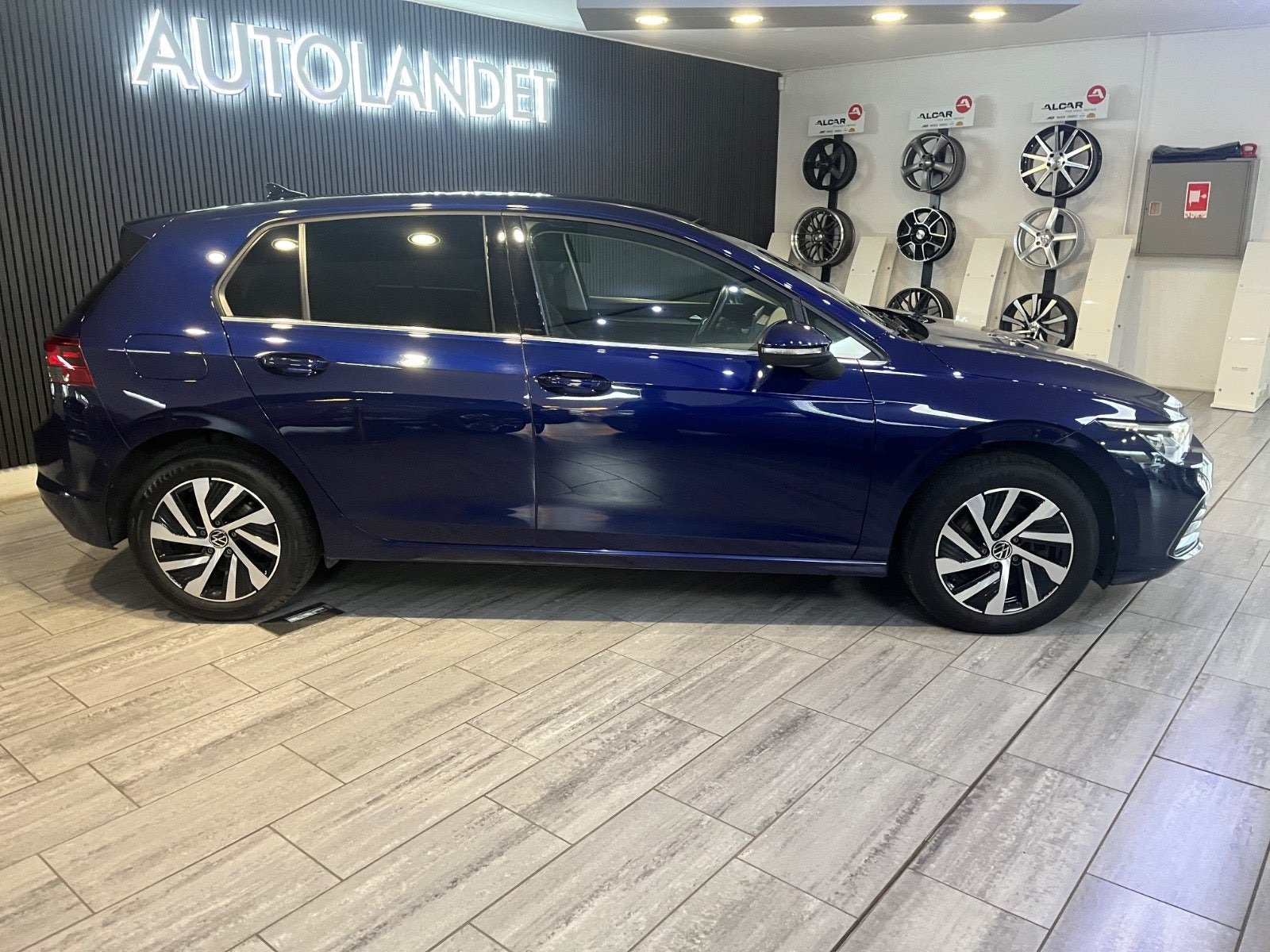 Blå VW Golf VIII fra 2021