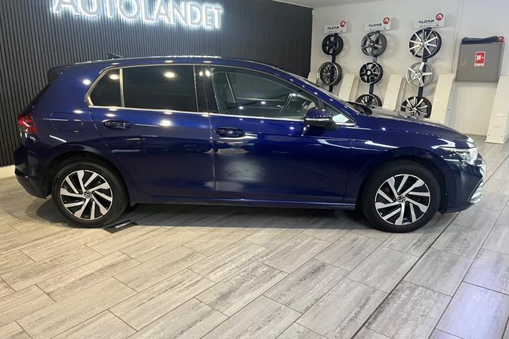 Blå VW Golf VIII fra 2021