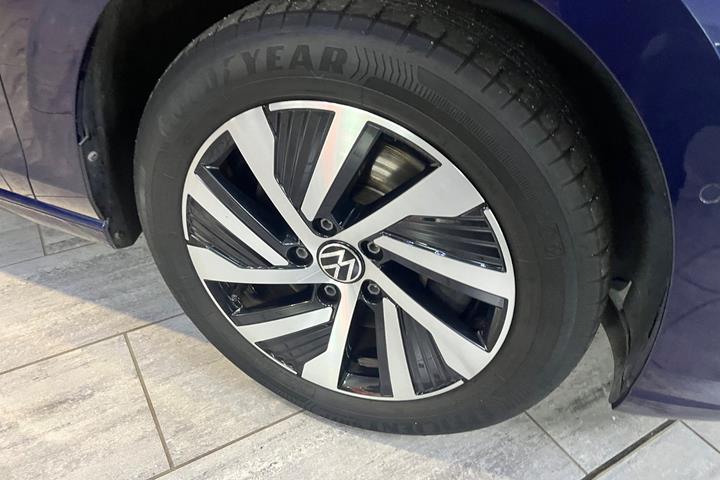 Blå VW Golf VIII fra 2021