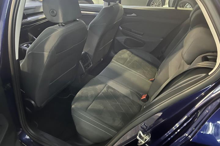 Blå VW Golf VIII fra 2021