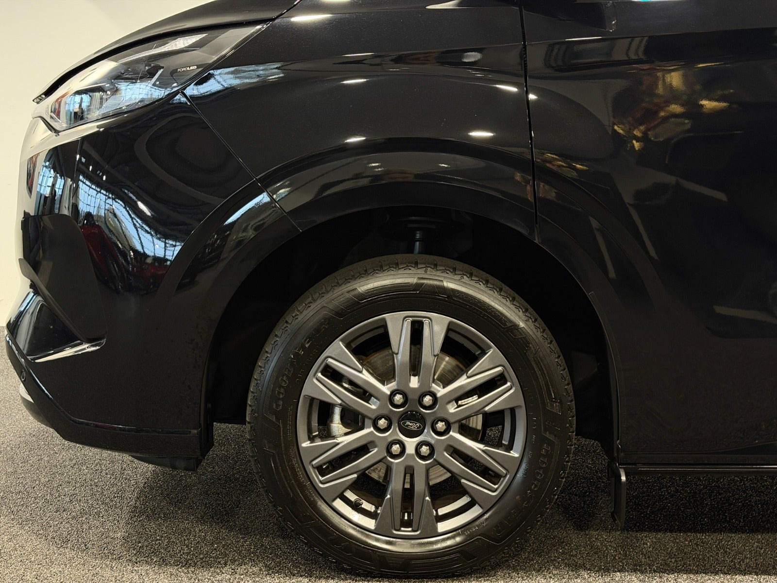 Sort Ford Tourneo Custom 340 L2 fra 2025