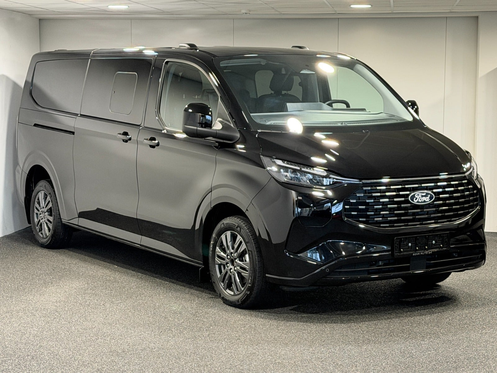 Sort Ford Tourneo Custom 340 L2 fra 2025