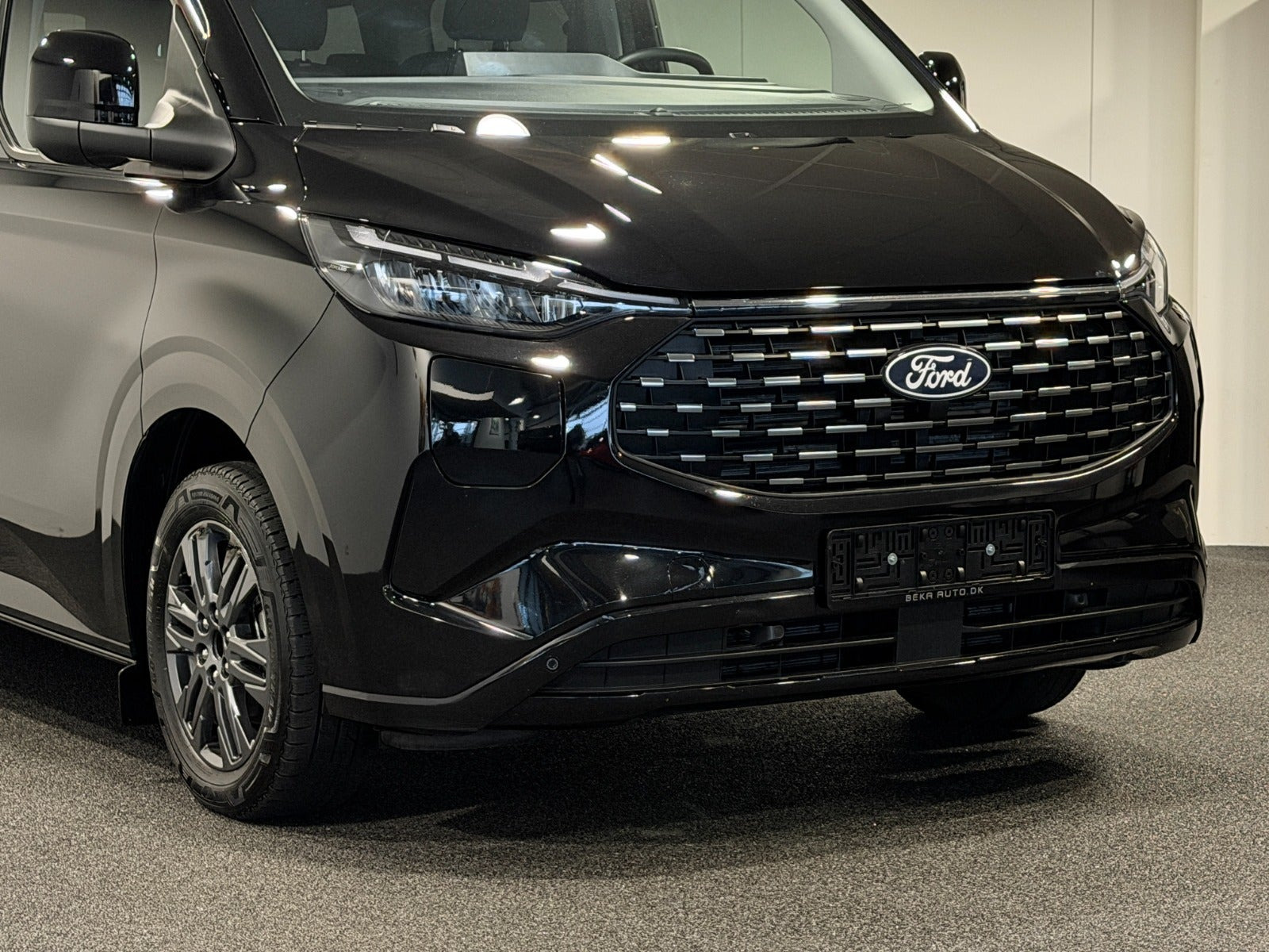 Sort Ford Tourneo Custom 340 L2 fra 2025