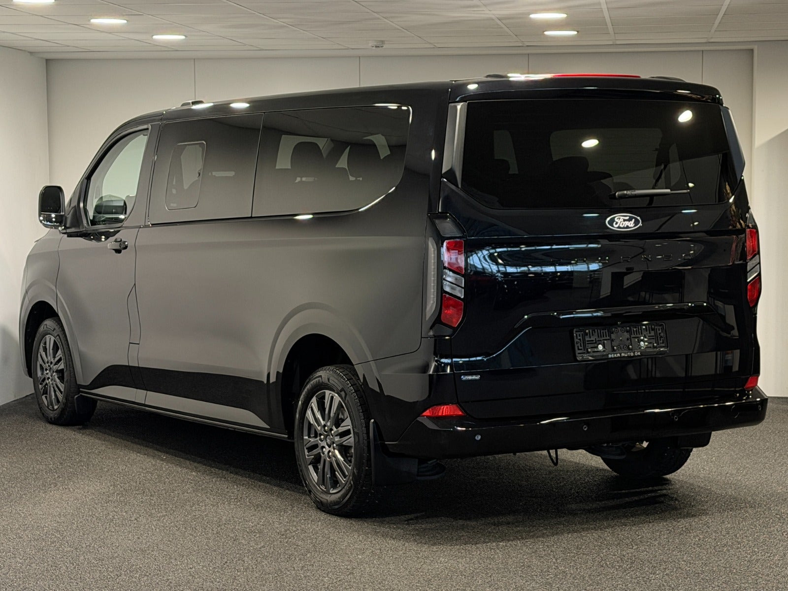 Sort Ford Tourneo Custom 340 L2 fra 2025