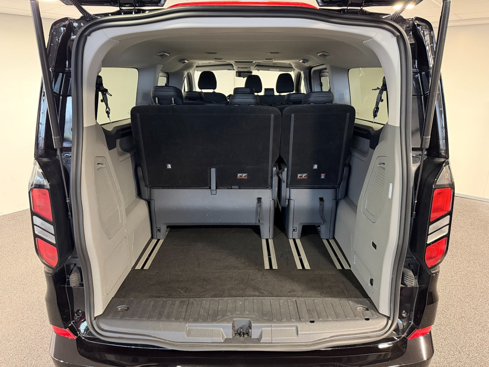 Sort Ford Tourneo Custom 340 L2 fra 2025