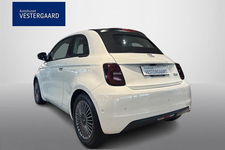 Hvid Fiat 500e fra 2023