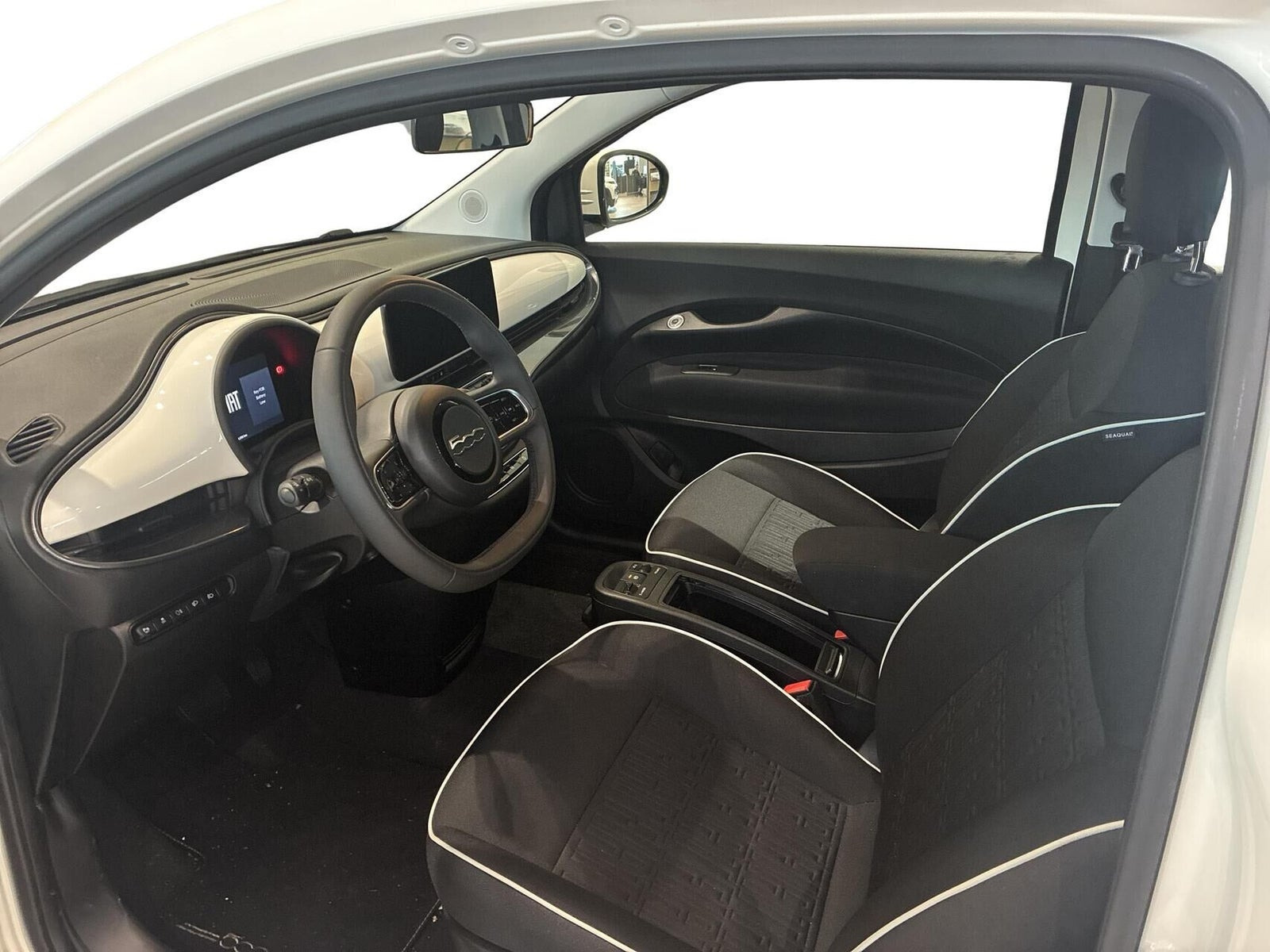 Hvid Fiat 500e fra 2023