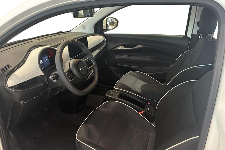 Hvid Fiat 500e fra 2023