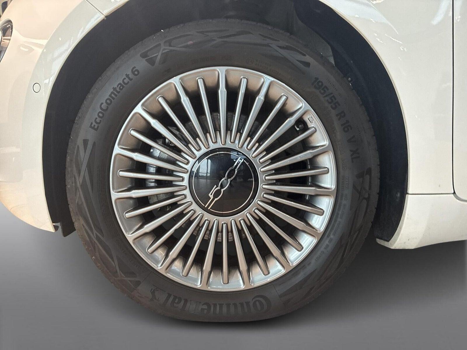 Hvid Fiat 500e fra 2023