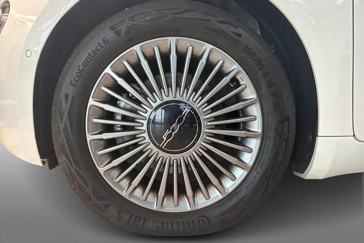 Hvid Fiat 500e fra 2023