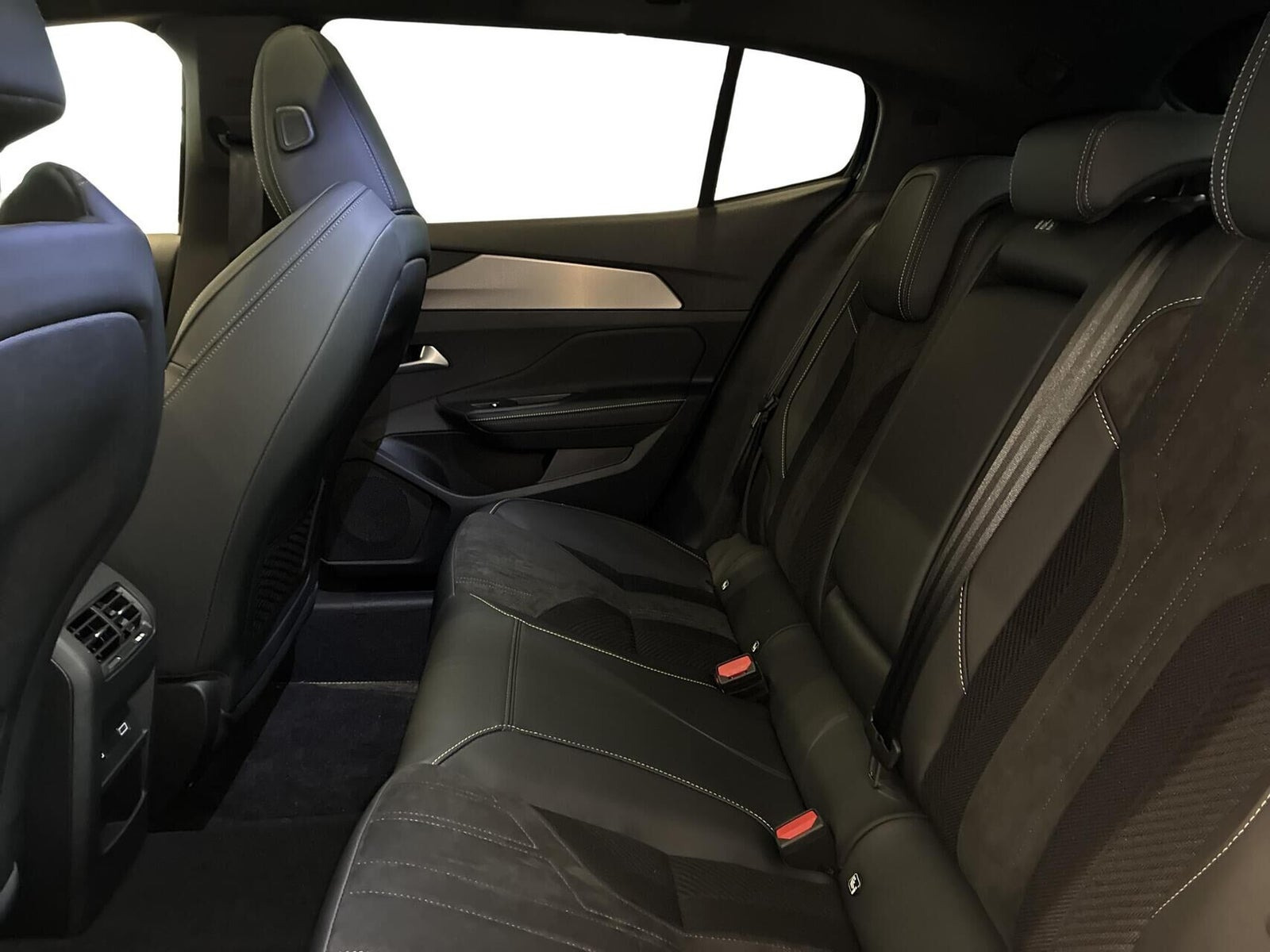 Blå Peugeot e-408 fra 2026