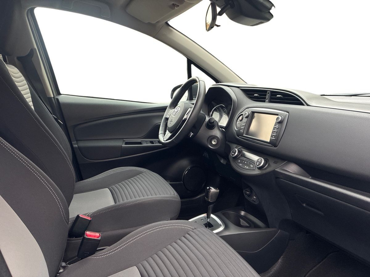 Sølv Toyota Yaris fra 2018