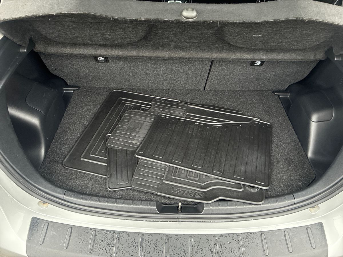 Sølv Toyota Yaris fra 2018