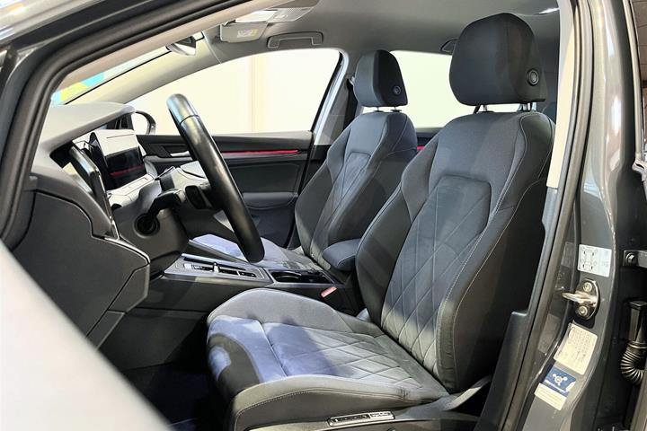 Grå VW Golf fra 2021