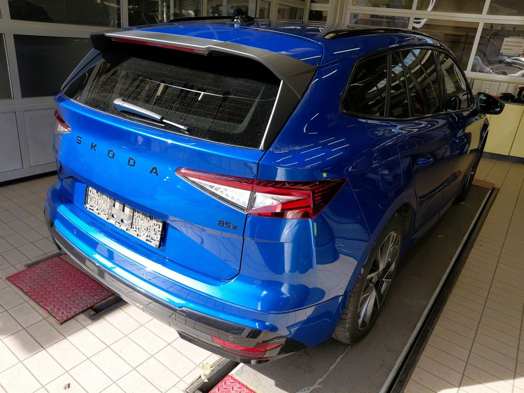 Blå Skoda Enyaq fra 2024