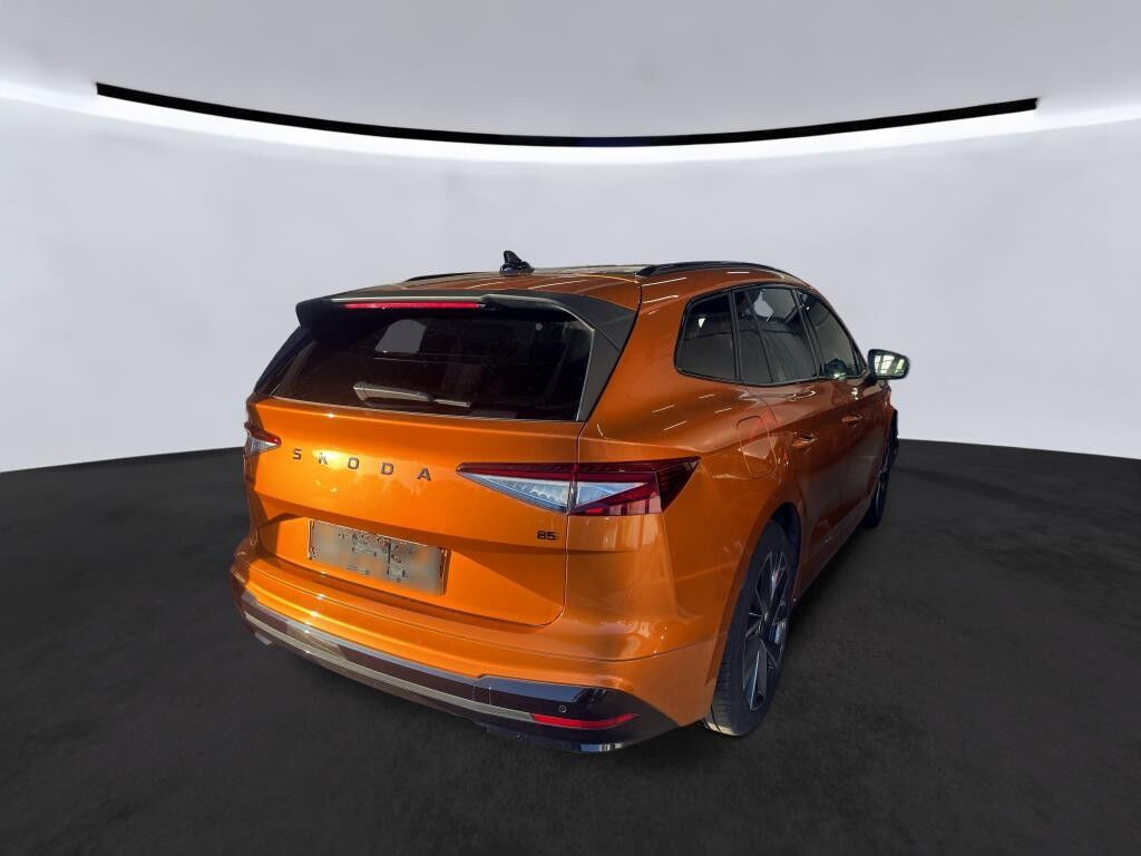 Orange Skoda Enyaq fra 2024
