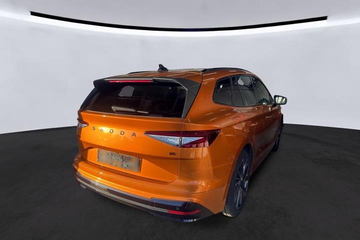 Orange Skoda Enyaq fra 2024
