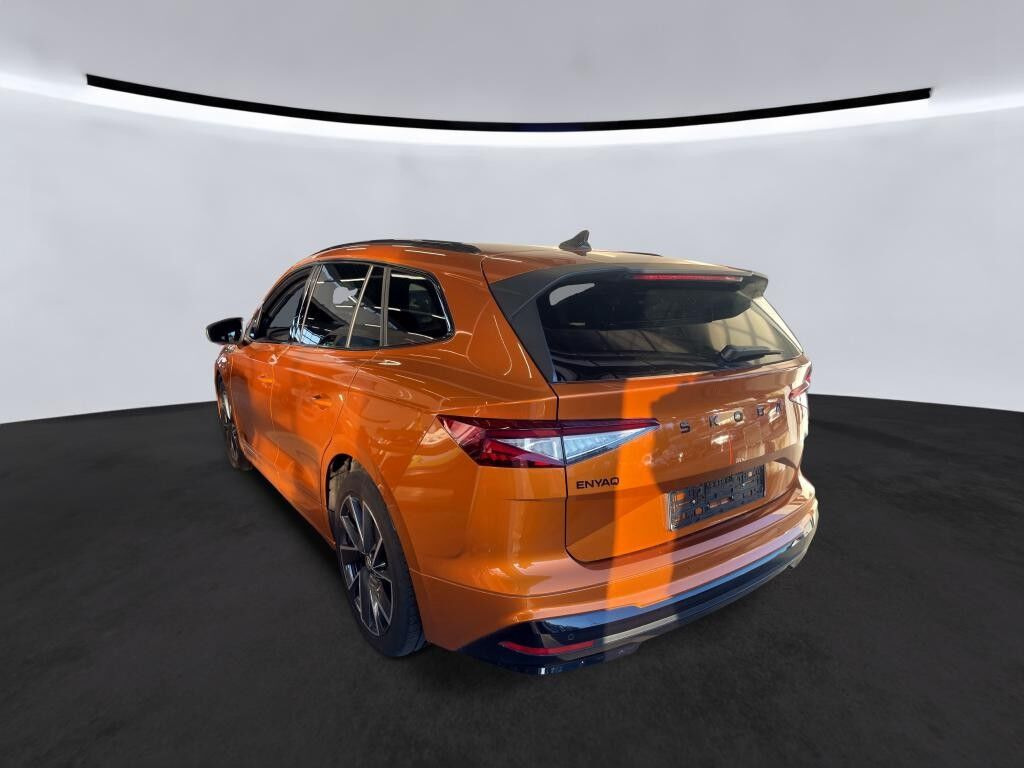 Orange Skoda Enyaq fra 2024