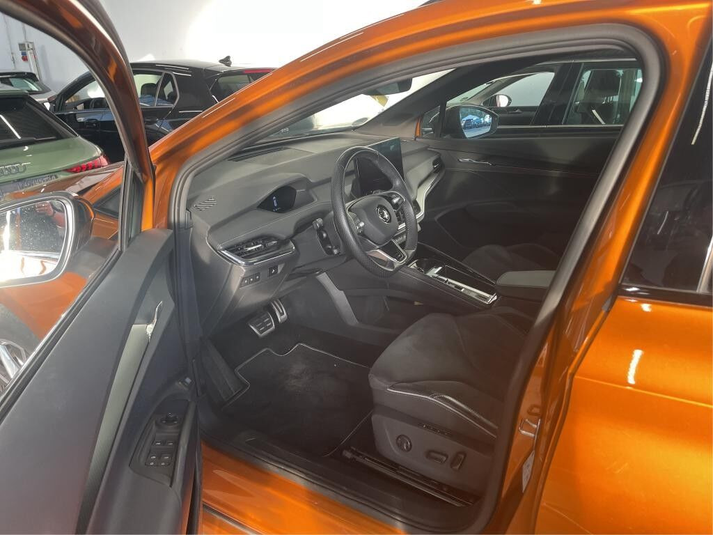 Orange Skoda Enyaq fra 2024