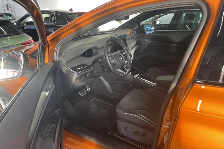 Orange Skoda Enyaq fra 2024