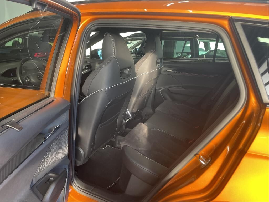 Orange Skoda Enyaq fra 2024