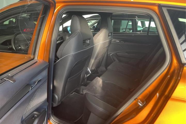 Orange Skoda Enyaq fra 2024