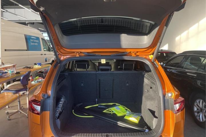 Orange Skoda Enyaq fra 2024