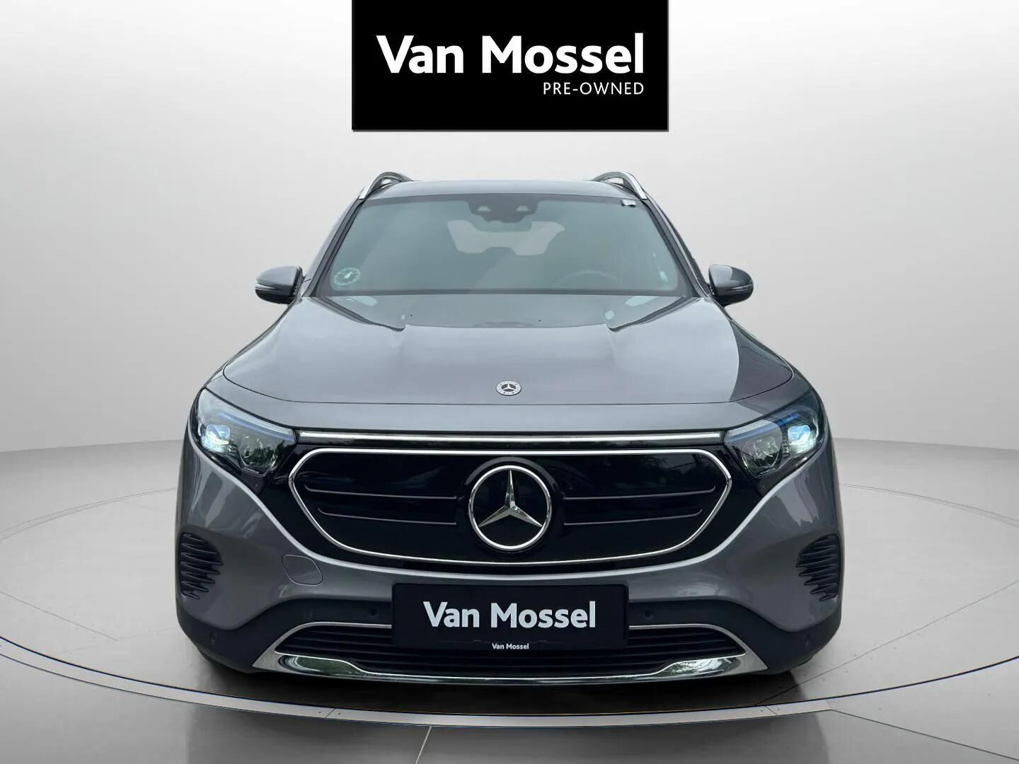 Grå Mercedes EQB250 fra 2023