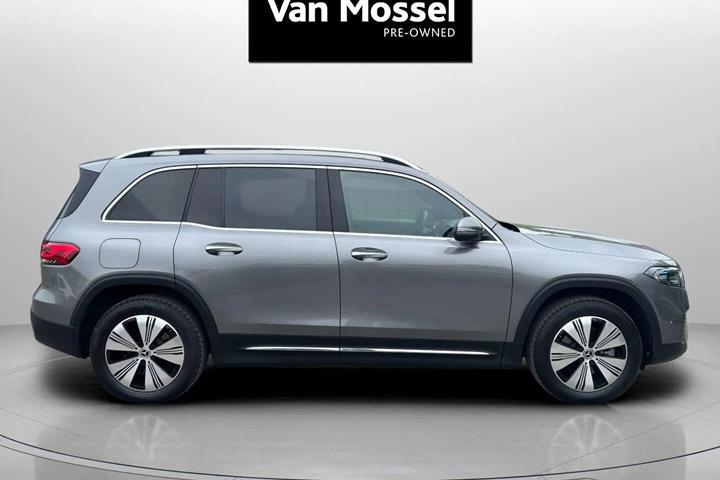 Grå Mercedes EQB250 fra 2023