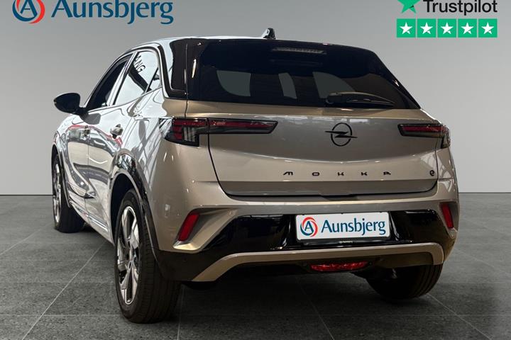 Grå Opel Mokka-e fra 2025
