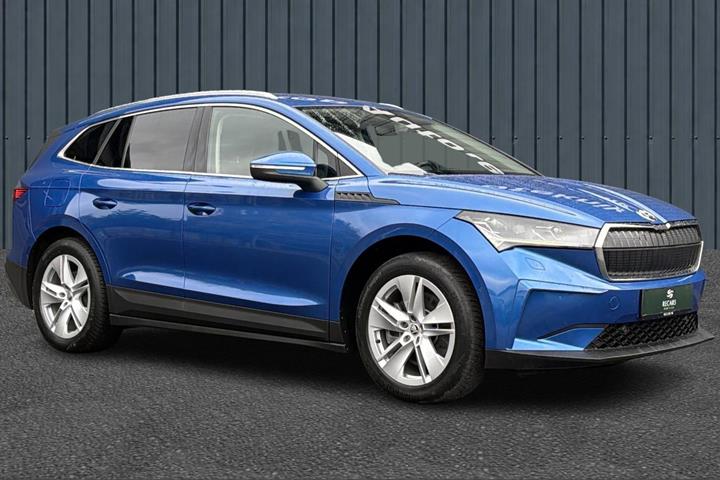 Blå Skoda Enyaq fra 2022
