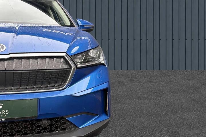 Blå Skoda Enyaq fra 2022