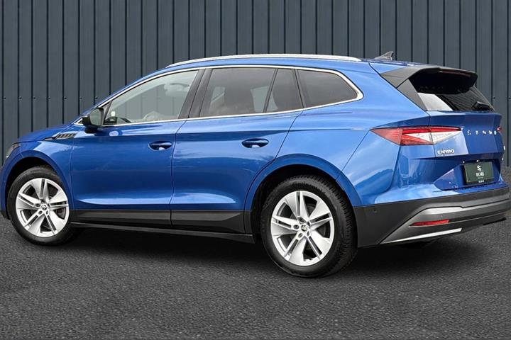 Blå Skoda Enyaq fra 2022