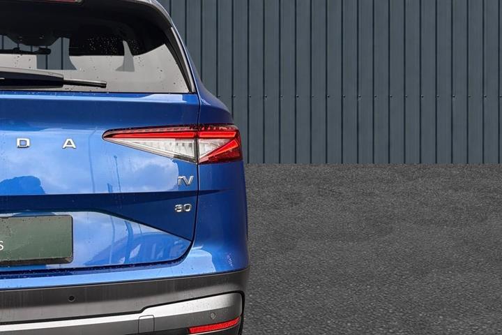 Blå Skoda Enyaq fra 2022