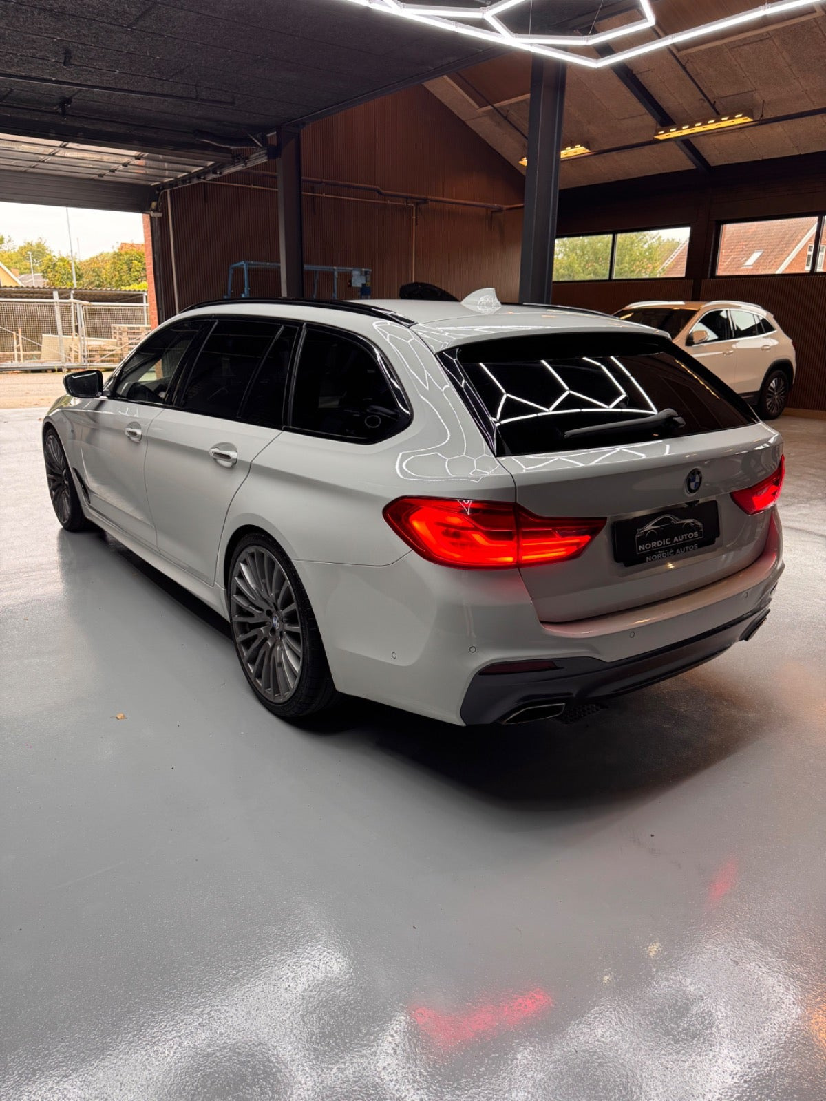 Hvid BMW 530d fra 2018