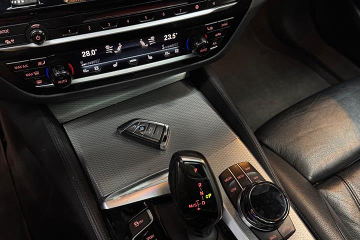 Hvid BMW 530d fra 2018